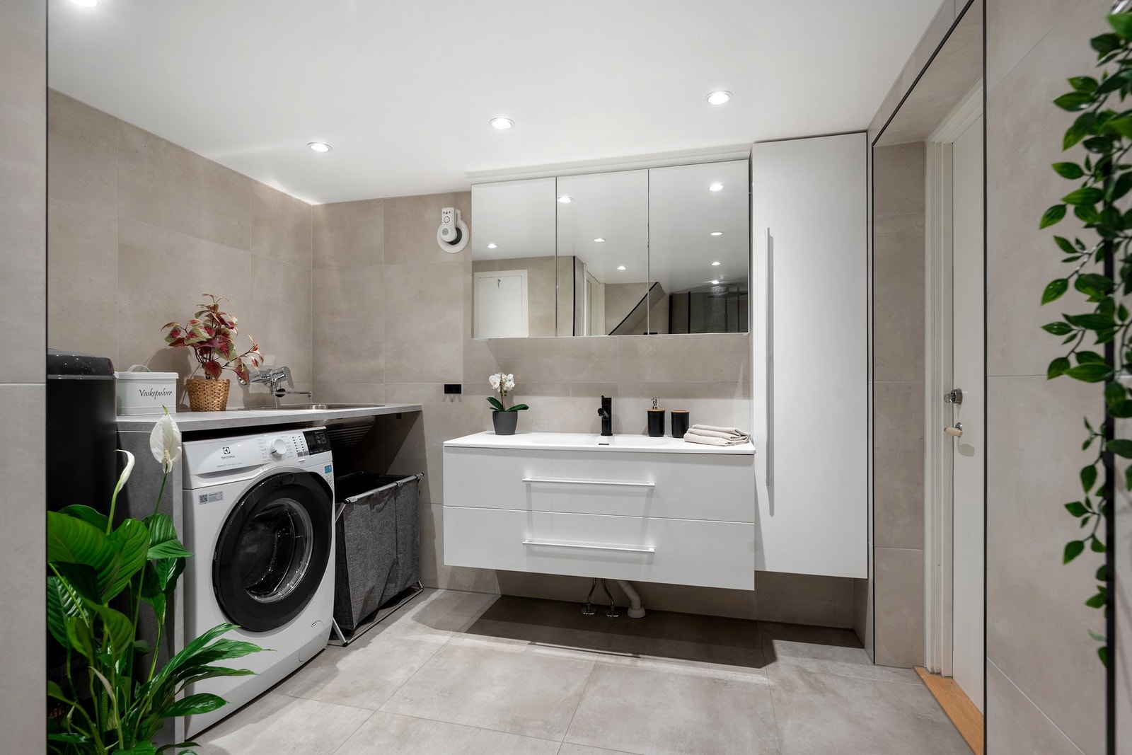 I kjelleren finner vi også dette flotte badet/vaskerommet. Galleribilde