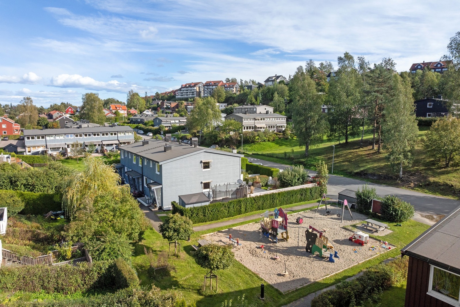 Lekeplassen er nærmeste nabo. Perfekt for småbarnsfamilier. Her kan liten og stor møtes. Galleribilde