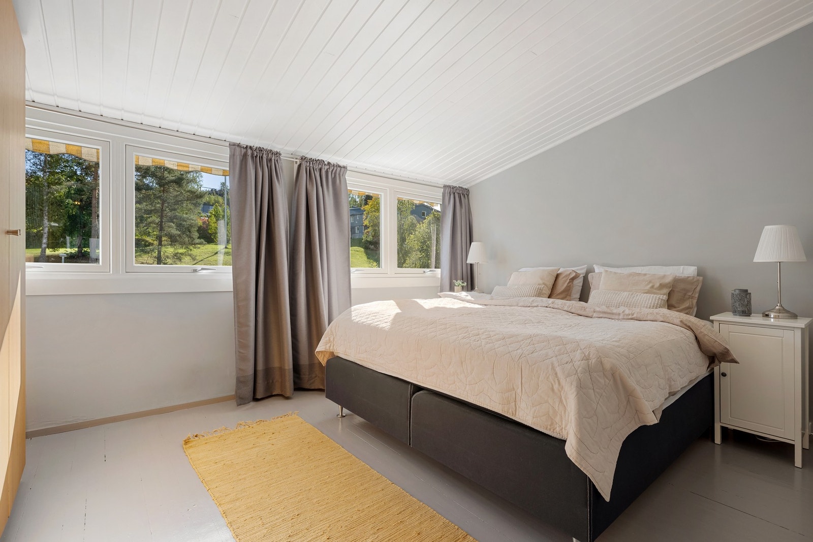 Hovedsoverommet er av god størrelse med plass til dobbeltseng, nattbord og garderobeskap. Galleribilde