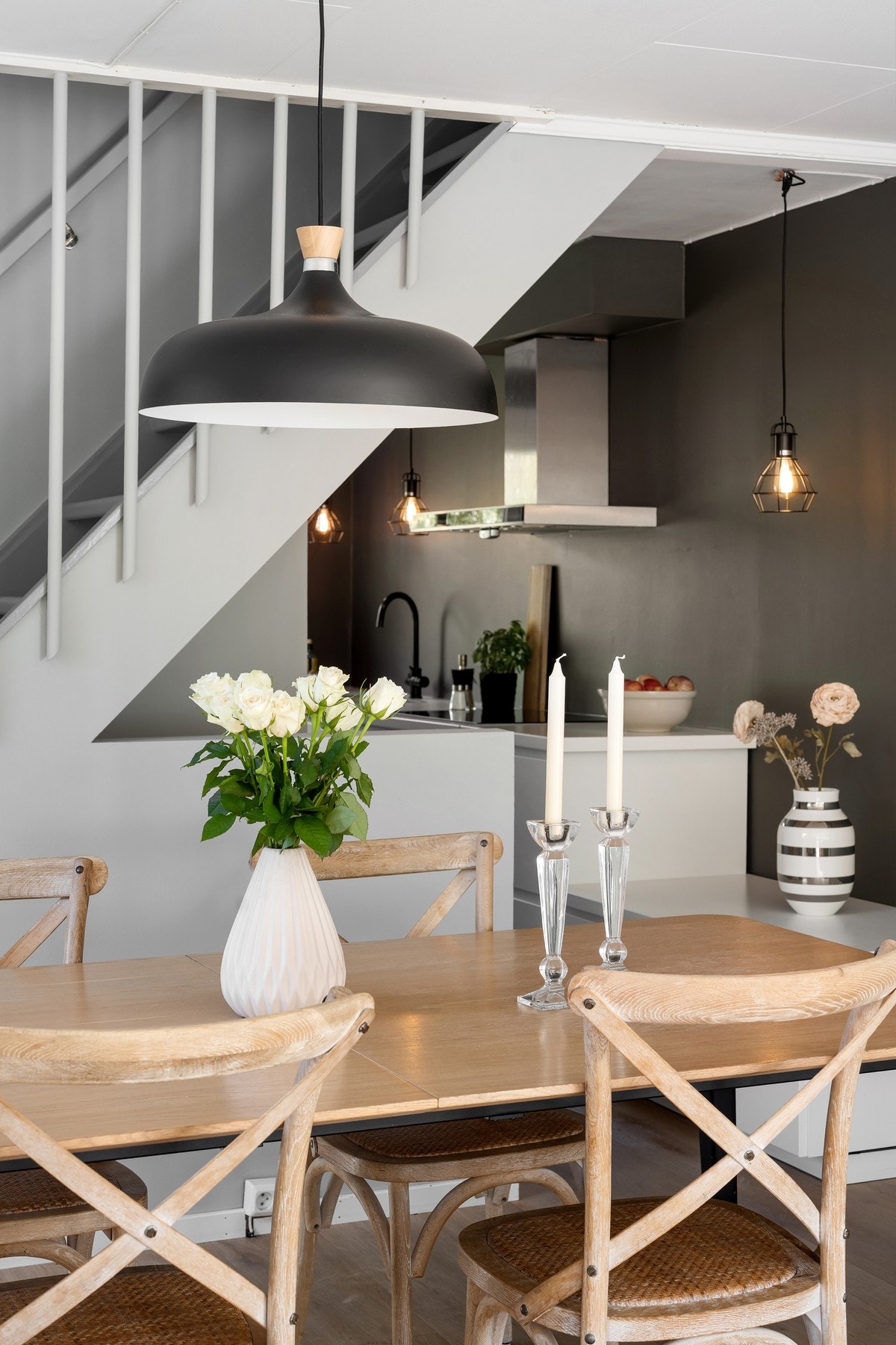 Velkommen til bords! Det er god plass til å samle familie og venner rundt spisebordet. Galleribilde