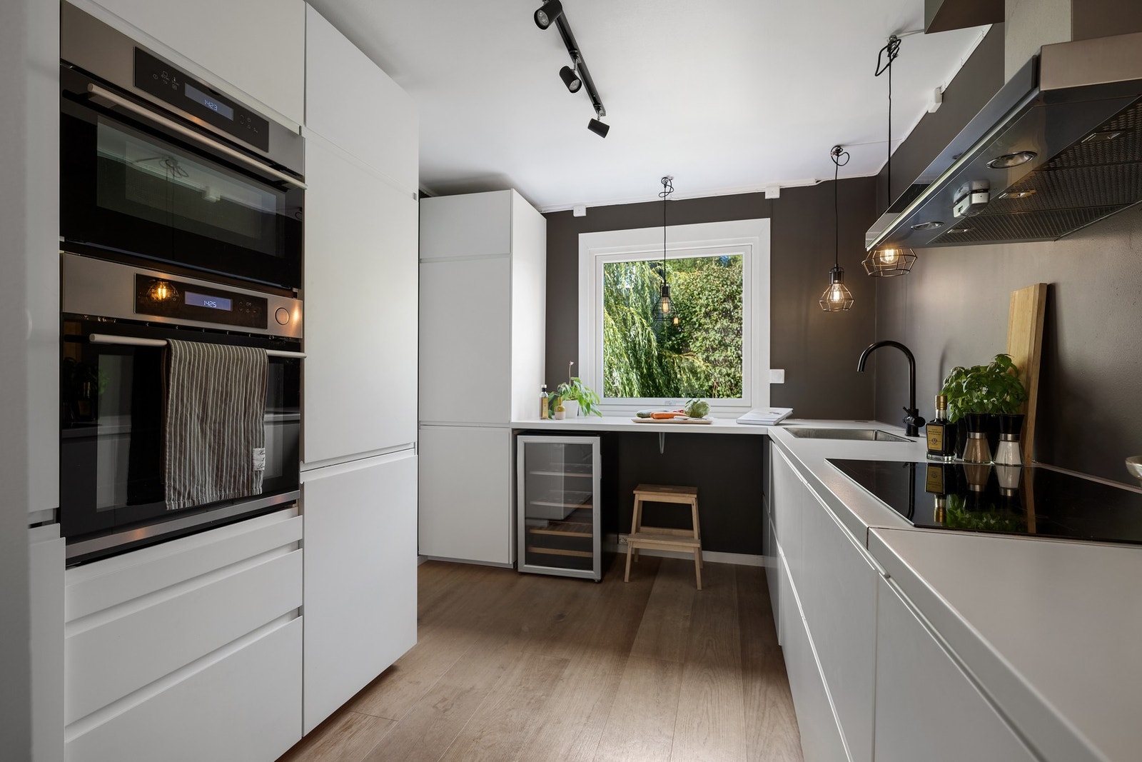 Vi beveger oss inn igjen og videre ut på kjøkkenet. Kjøkkenet har moderne innredning og smarte løsninger. Galleribilde