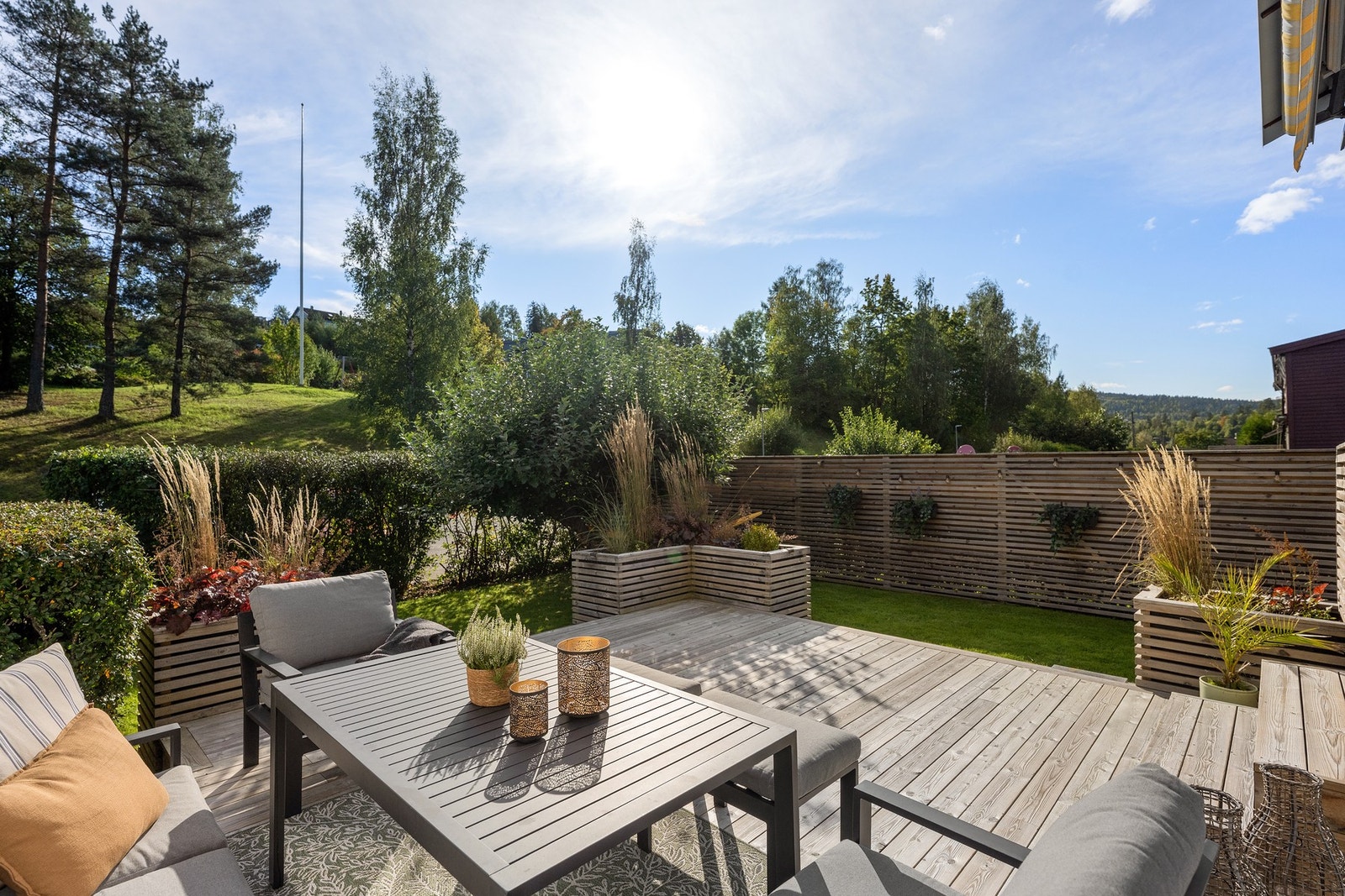 Det er spiler på både blomsterkassene og gjerdet, dette gir en moderne og fin helhet. Galleribilde