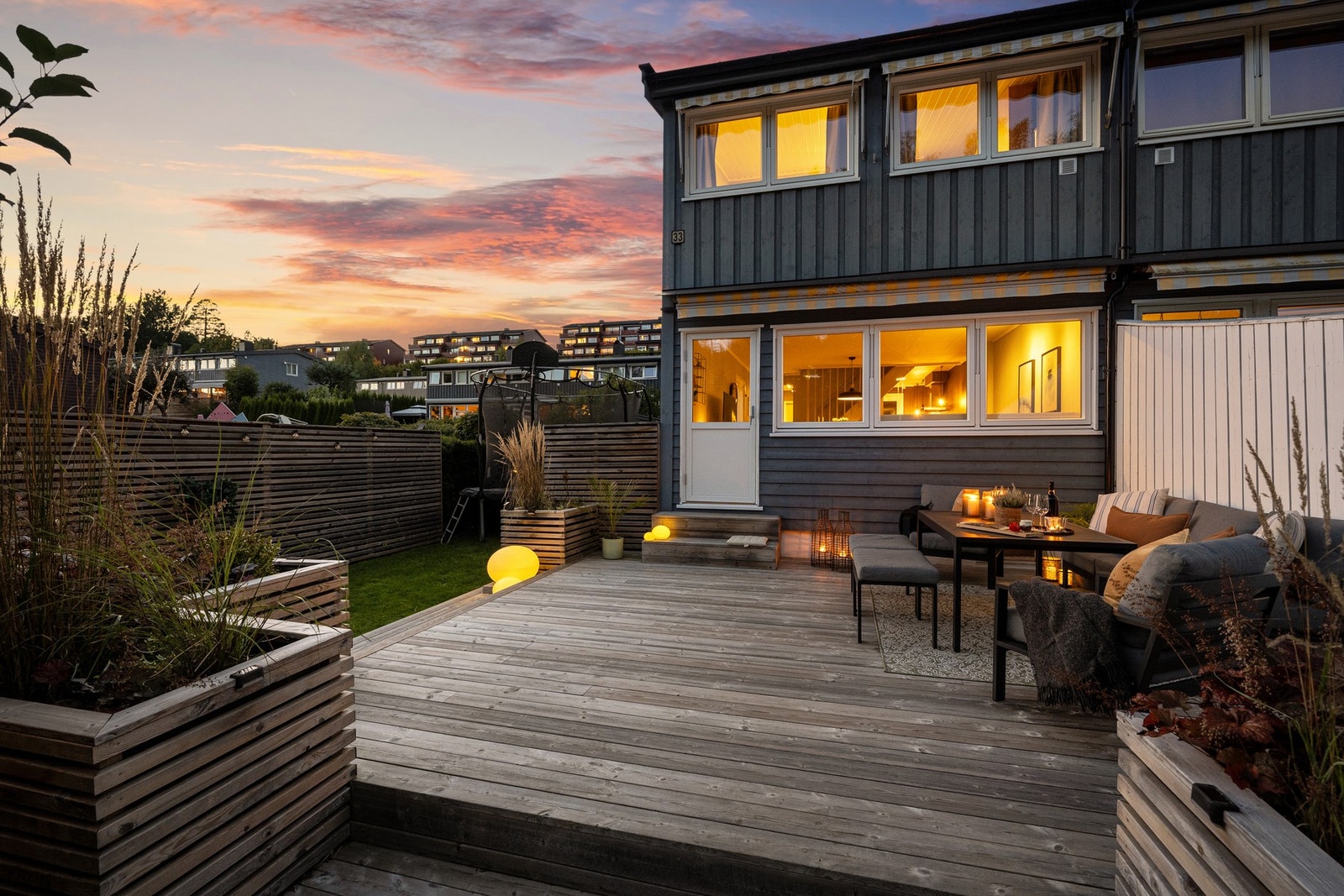 Når mørket senker seg blir det lun og herlig stemning på terrassen. Galleribilde