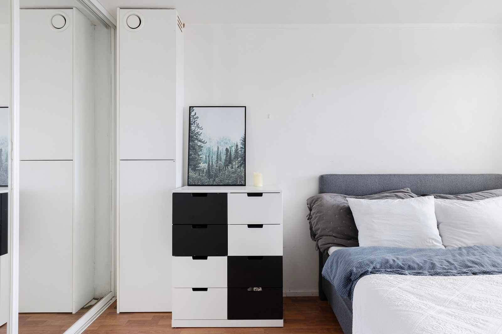 Soverommet er av god størrelse og har plass til dobbeltseng med nattbord på hver side. Galleribilde