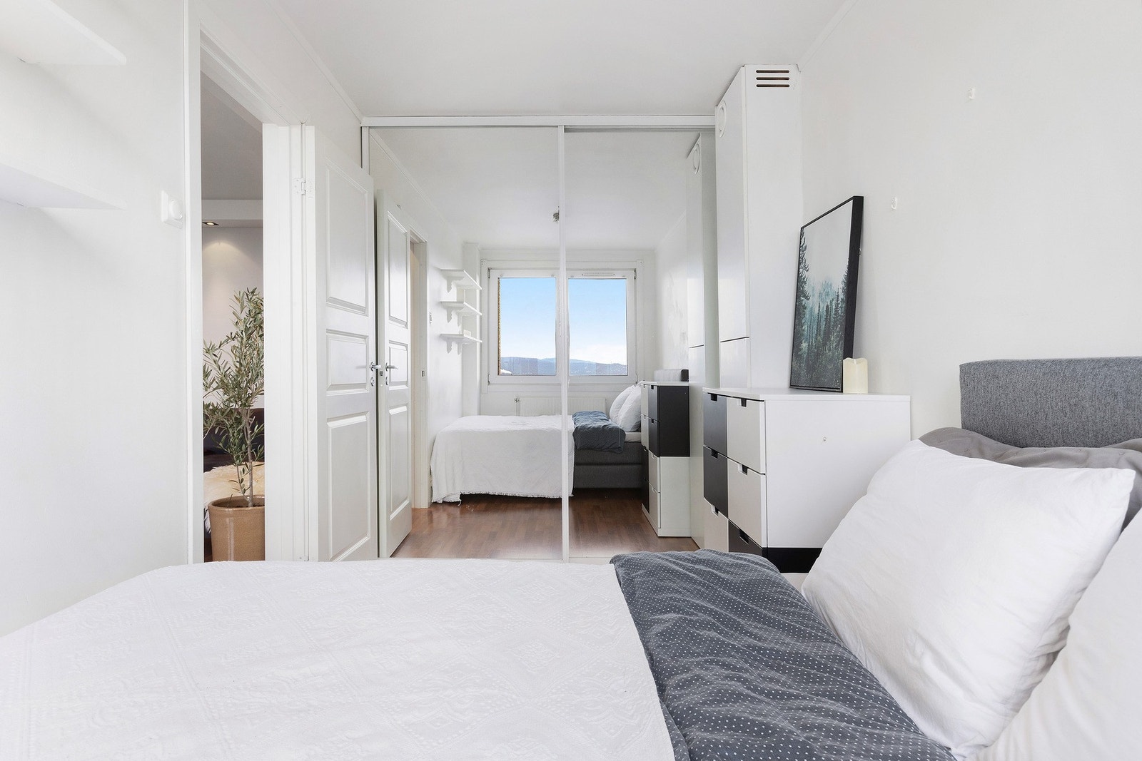 Det er også en praktisk skyvedørsgarderobe med gode oppebevaringsmuligheter. Galleribilde