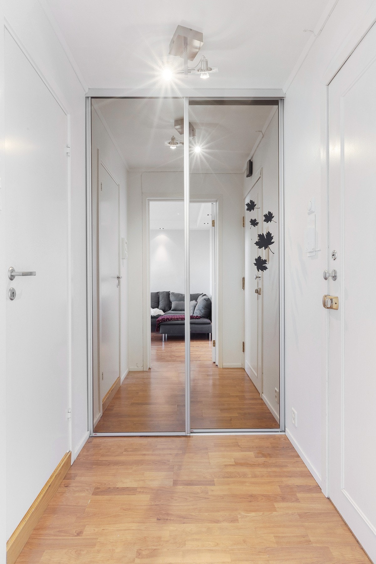 Velkommen hjem! Leiligheten har en innbydende entré med skyvedørsgarderobe. Galleribilde