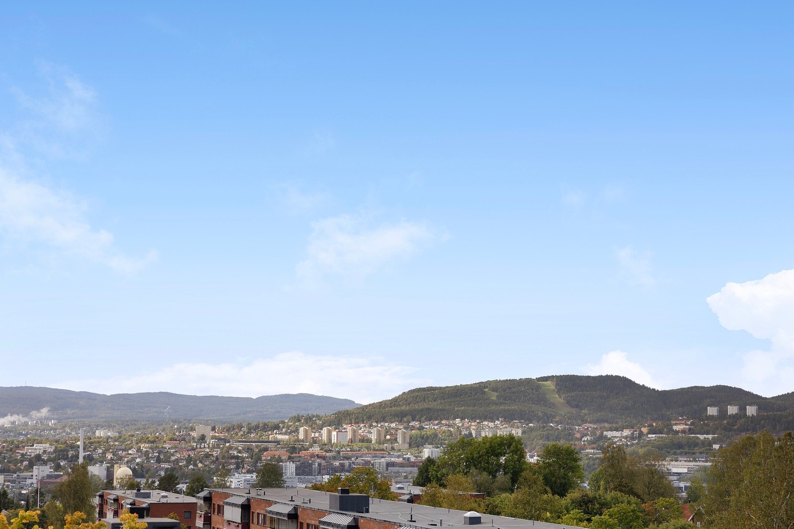 Leiligheten har en fantastisk balkong med panormautsikt over Oslo. Galleribilde