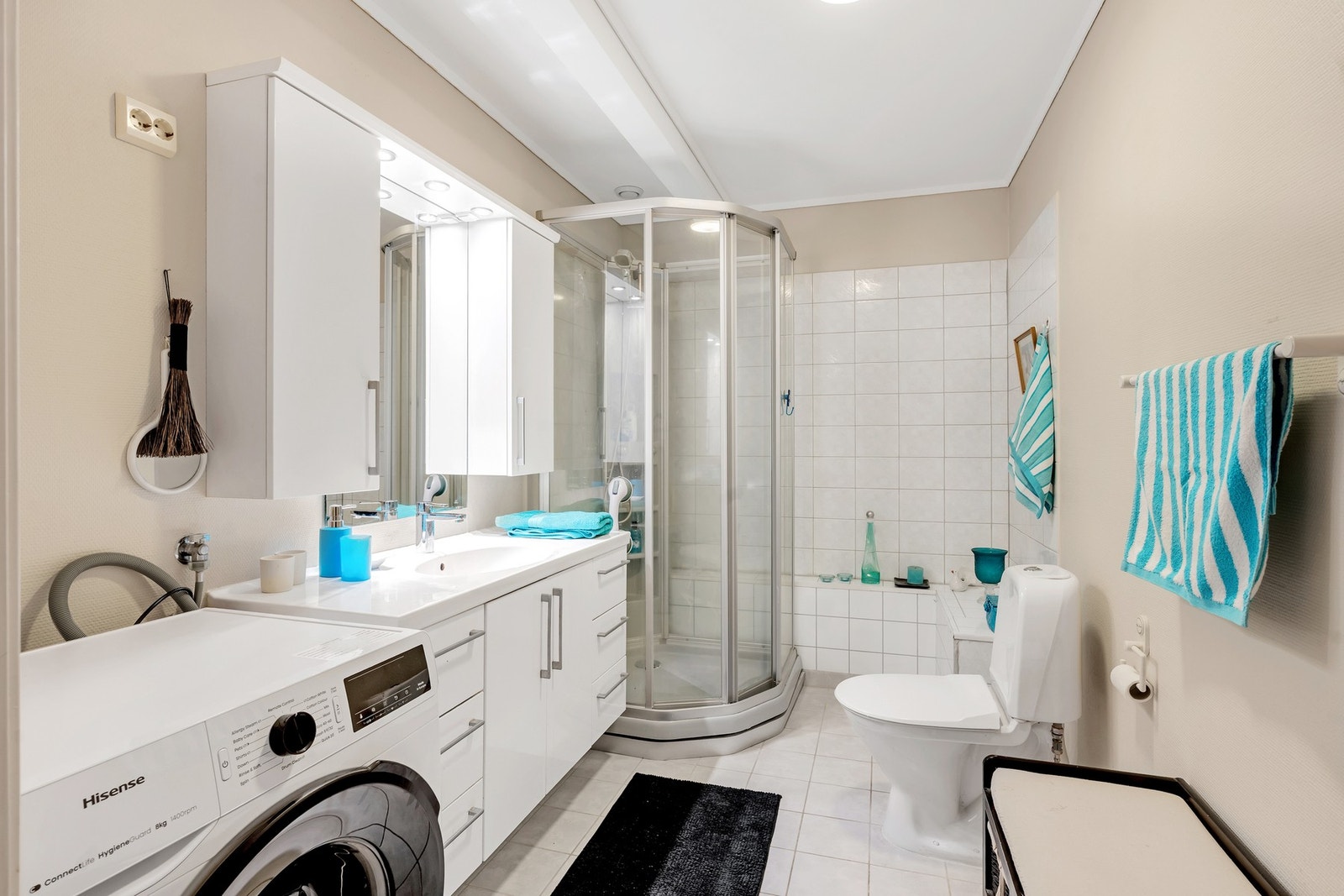 Badet er romslig og har innredning med god skap- og oppbevaringsplass Galleribilde