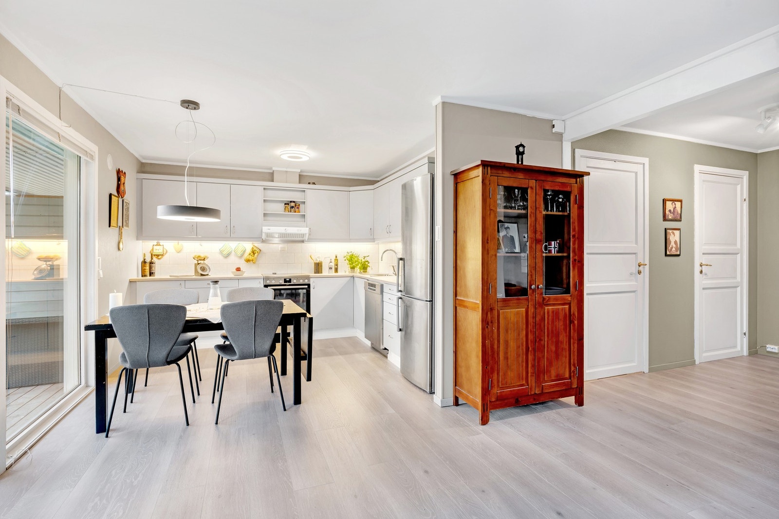 Åpen løsning stue/kjøkken/gang gir en god romfølelse Galleribilde