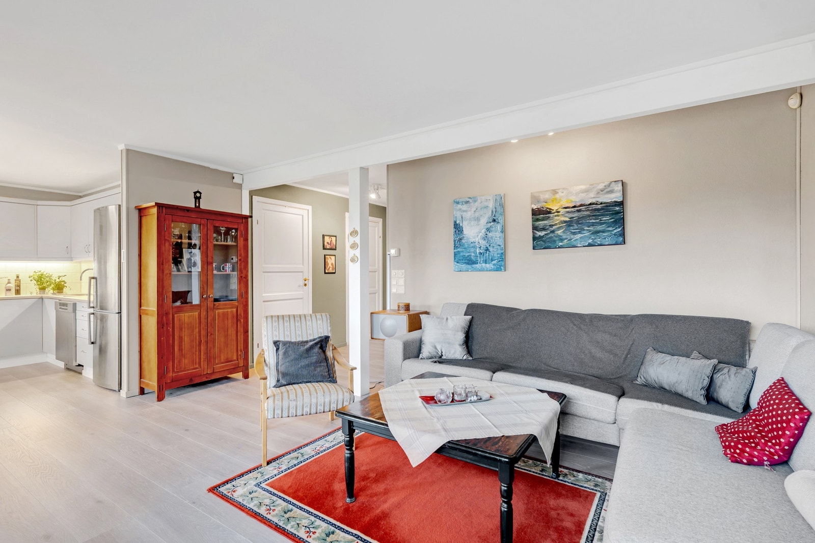 Fra stue mot kjøkken og gang Galleribilde