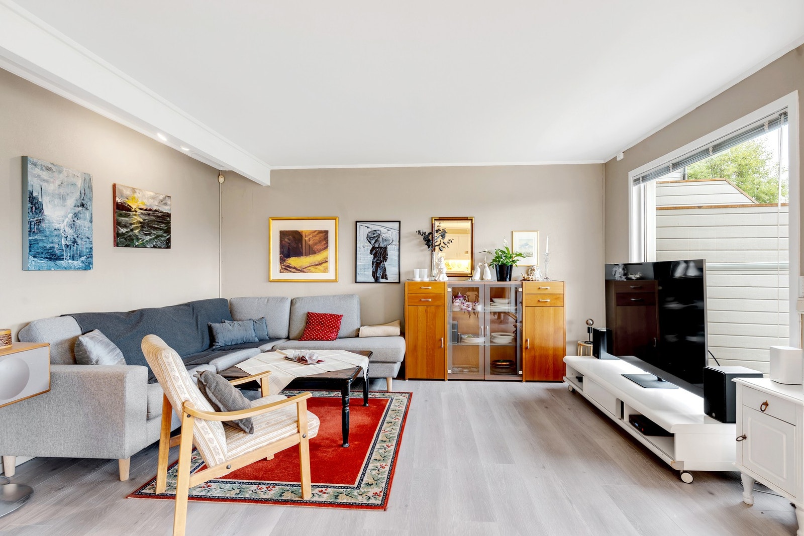 Store vinduer mot sør gir meget god naturlig lysinnslipp til stue/kjøkken Galleribilde