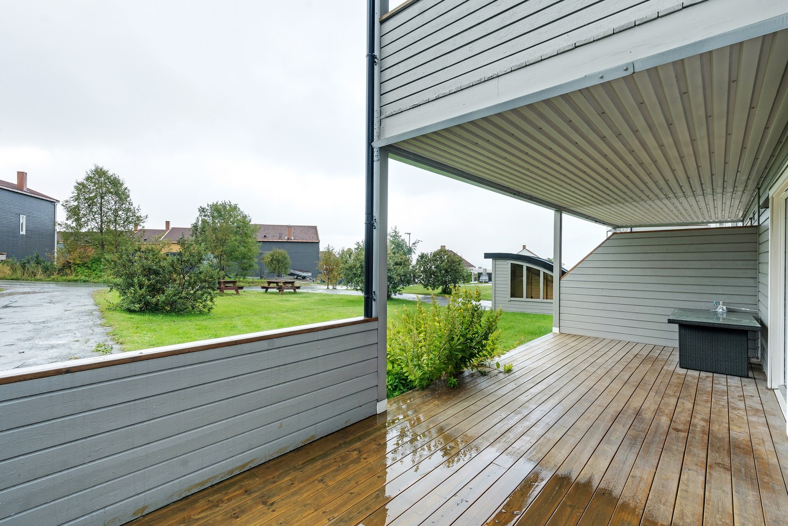 Romslig, sørvendt terrasse der man kan nyte en lang solgang på fine sommerdager Galleribilde