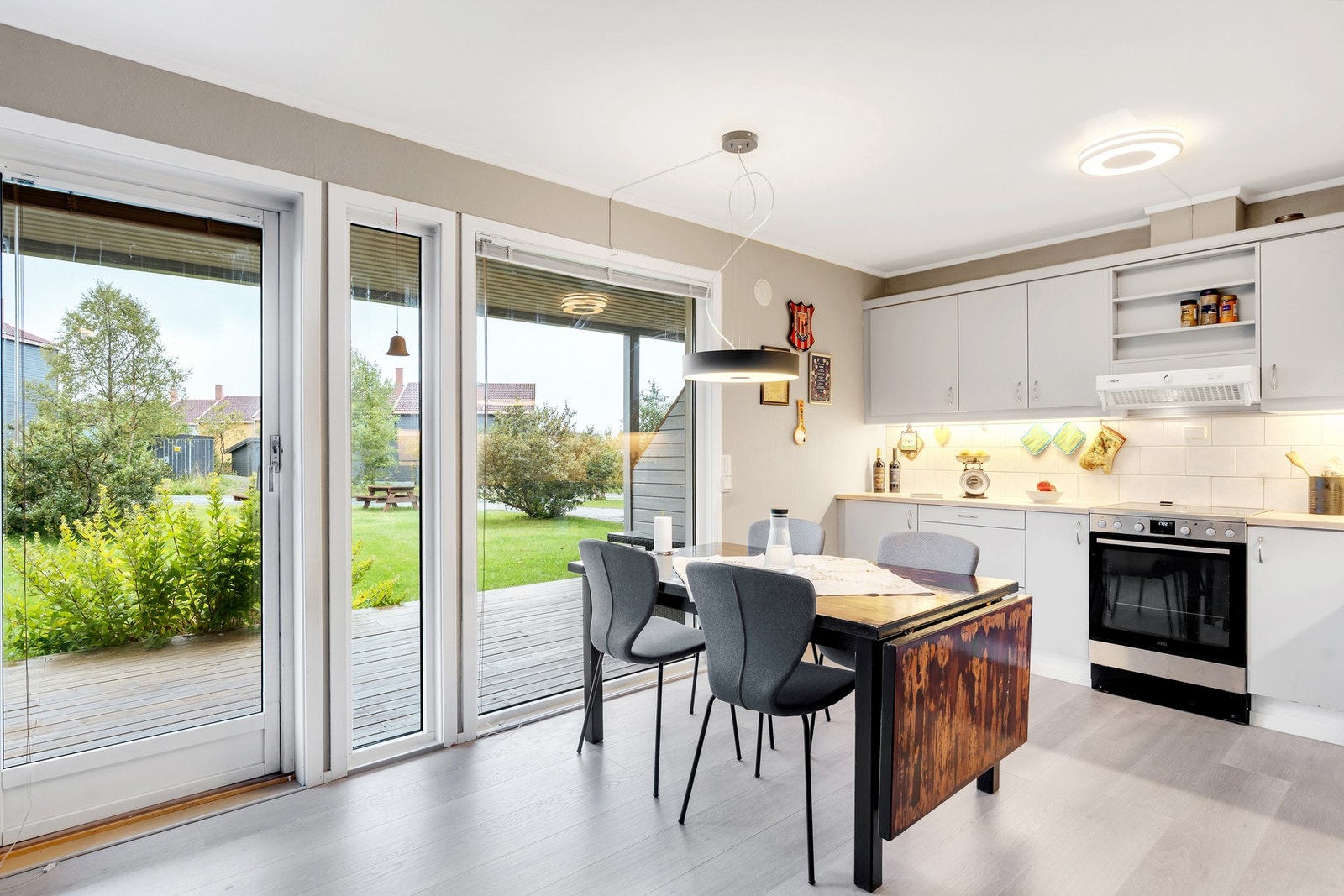 Fra stue/kjøkken er det utgang til den sørvendte markterrassen Galleribilde