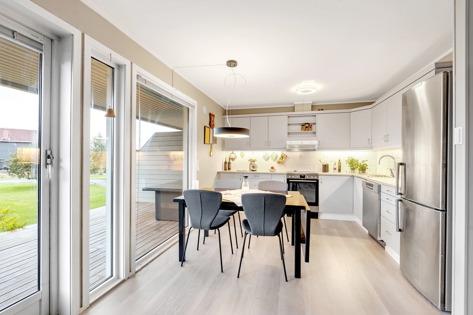 Fra stue mot kjøkken som har god skap- og benkeplass Galleribilde