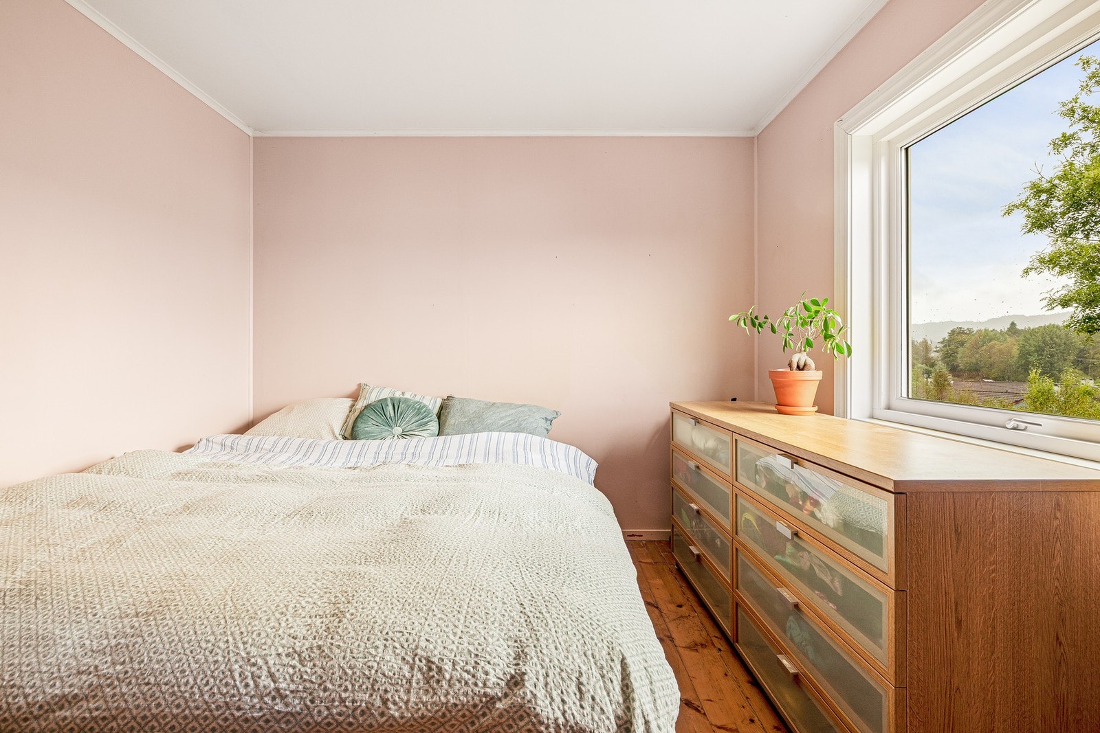 Her er det god plass til ønsket seng og annet passende møblement Galleribilde