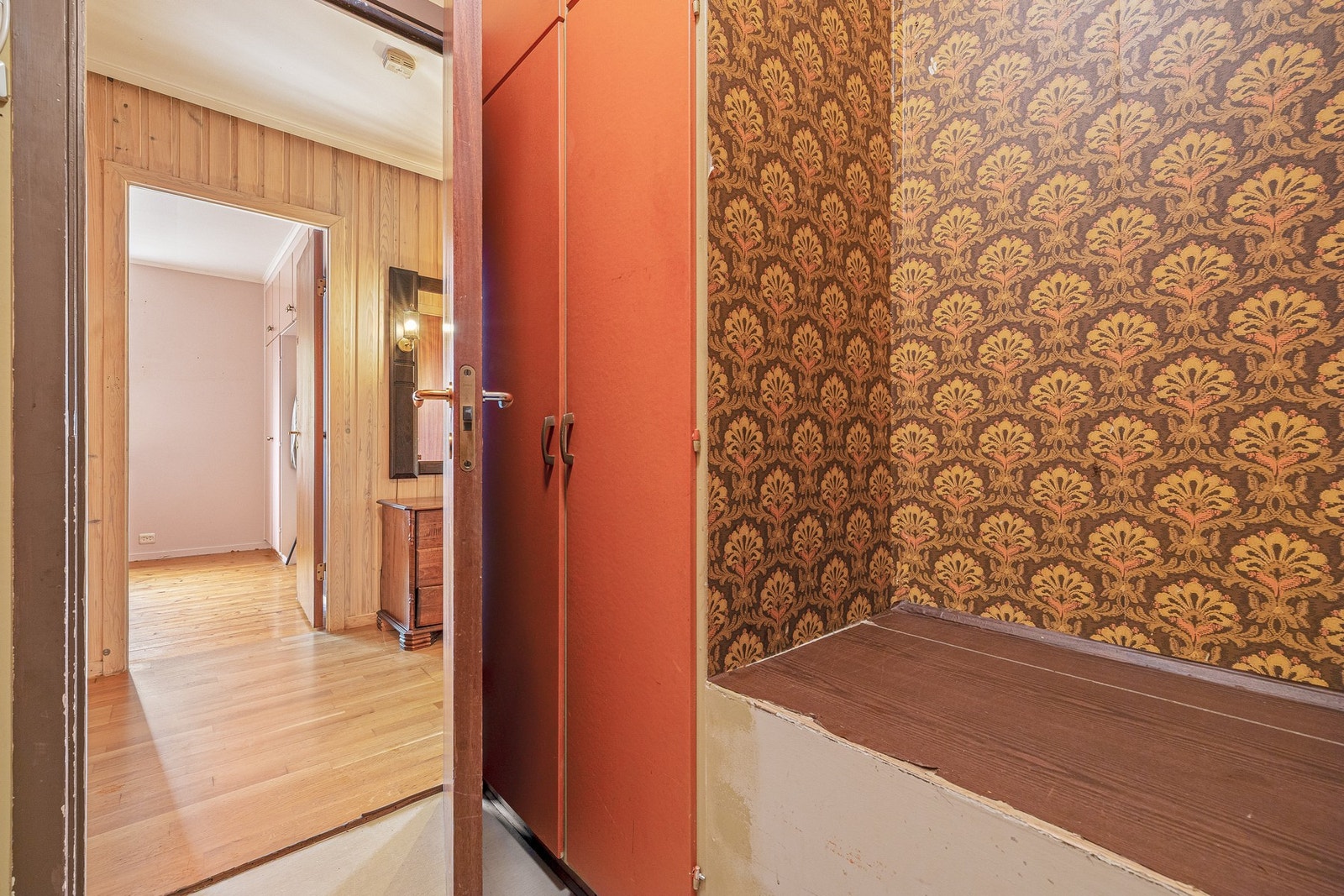 Boligen har flere romslige boder som sikrer godt med ekstra oppbevaringsplass Galleribilde