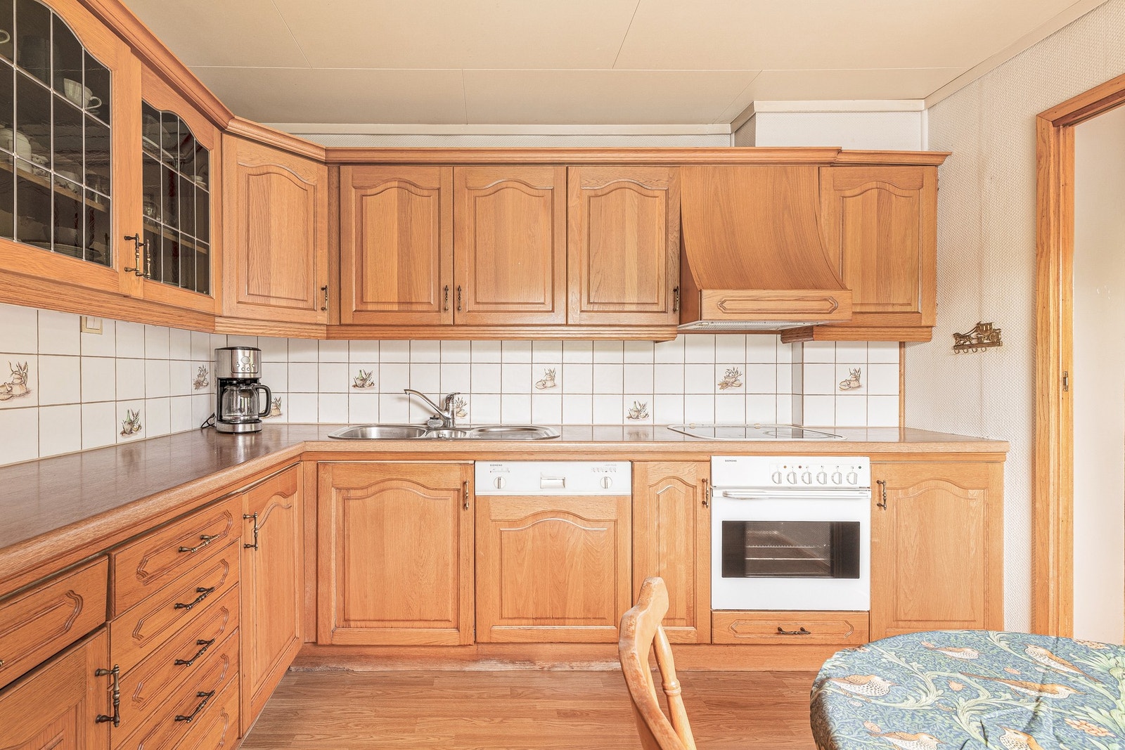 Både over- og underskap sikrer rikelig med oppbevaringsplass Galleribilde