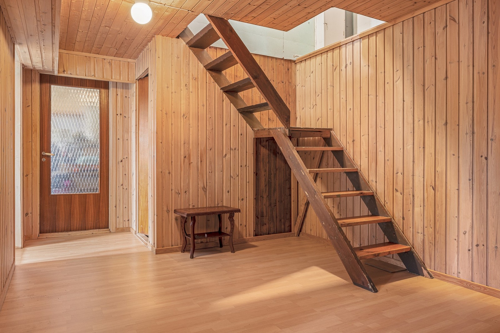 Underetasjen inneholder gang, to soverom (ikke godkjent), vaskerom og to boder Galleribilde