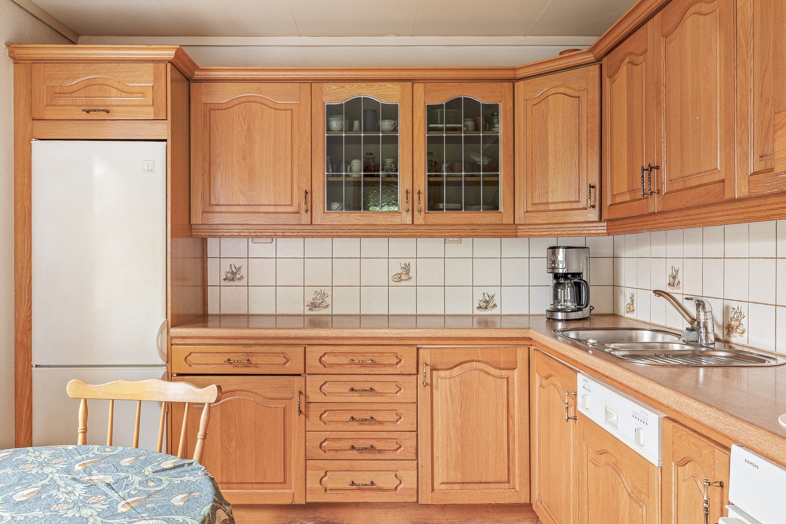 Kjøkkenet er innredet med flotte profilerte fronter og benkeplate i laminat Galleribilde