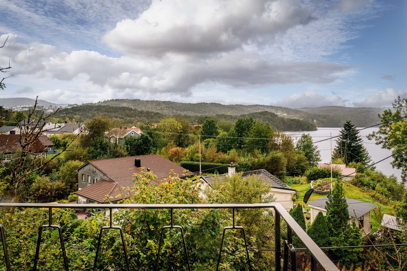 Nydelig utsikt mot naturskjønne områder og Hopsvatnet! Galleribilde