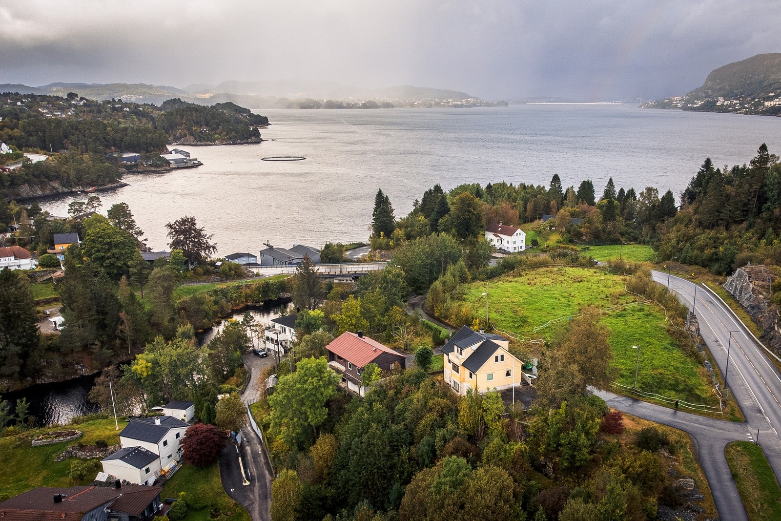 Boligen ligger i et trygt og trivelig nabolag, med kort avstand til både barnehage og skole Galleribilde