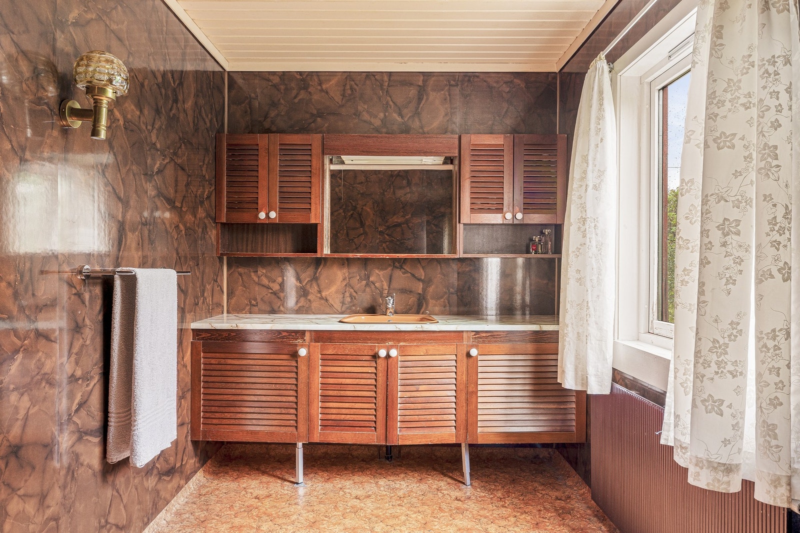 Her er det baderomsplater på veggene og belegg på gulv Galleribilde