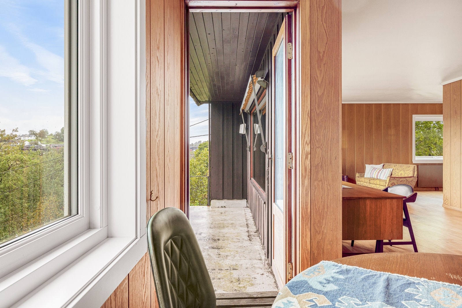 Fra spisekroken har man utgang til boligens flotte balkong på 19,5 kvadratmeter Galleribilde