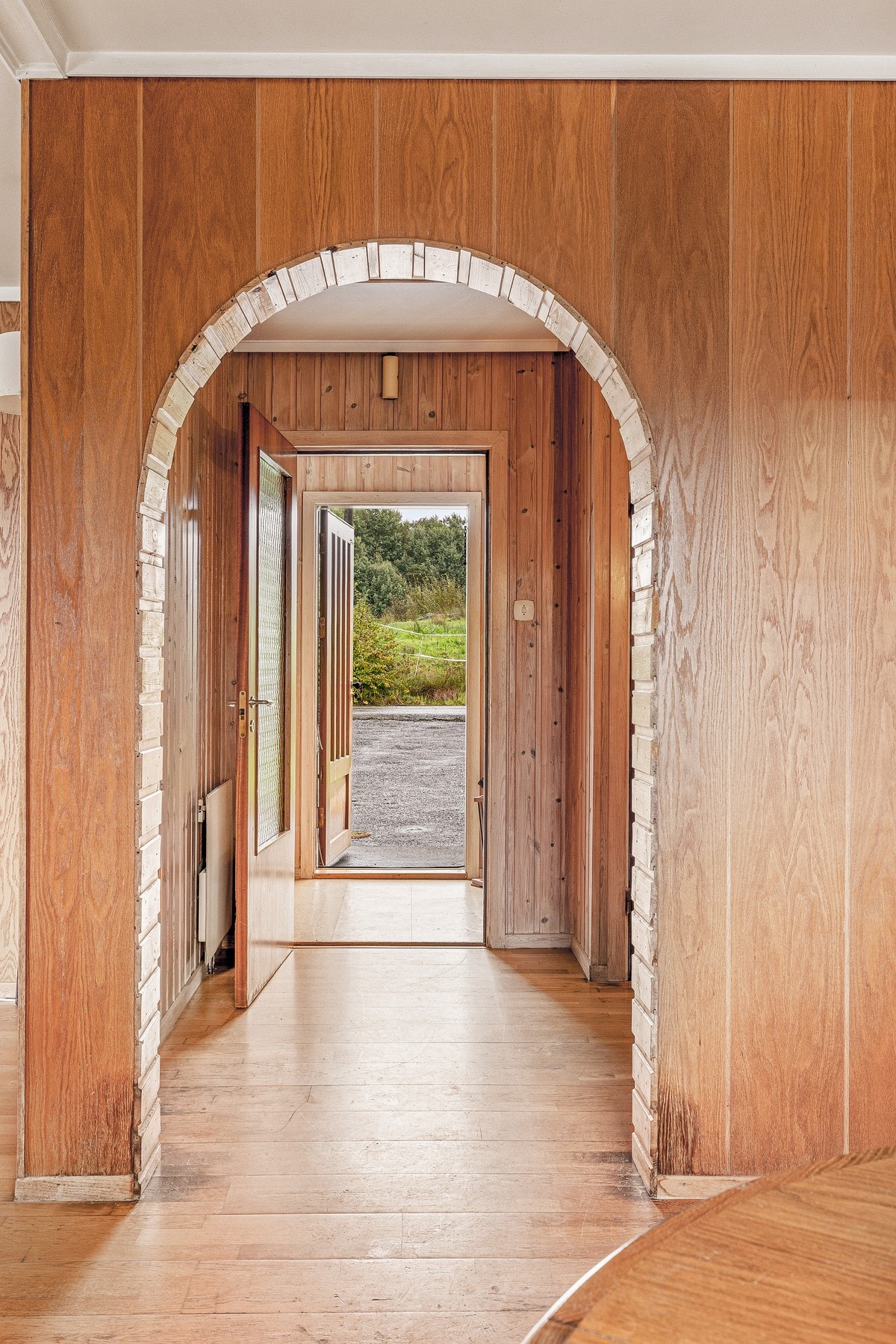 Hovedetasjen inneholder entré, gang, stue, kjøkken, hovedsoverom, bad og bod Galleribilde