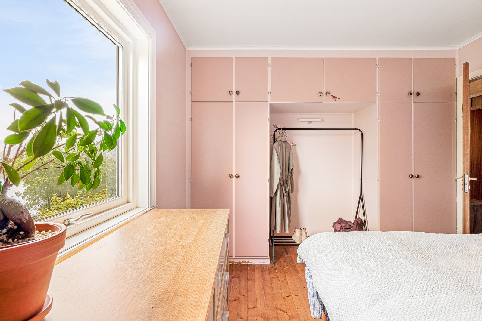 Innebygde skap utnytter plassen i rommet godt Galleribilde