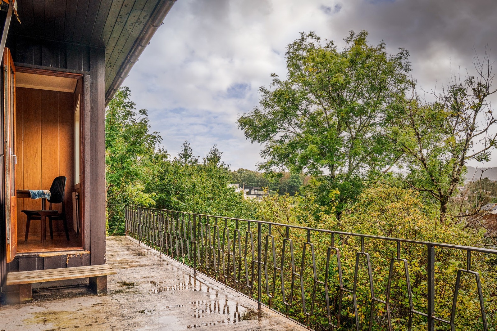 Skjermet balkong med gode møbleringsmuligheter Galleribilde