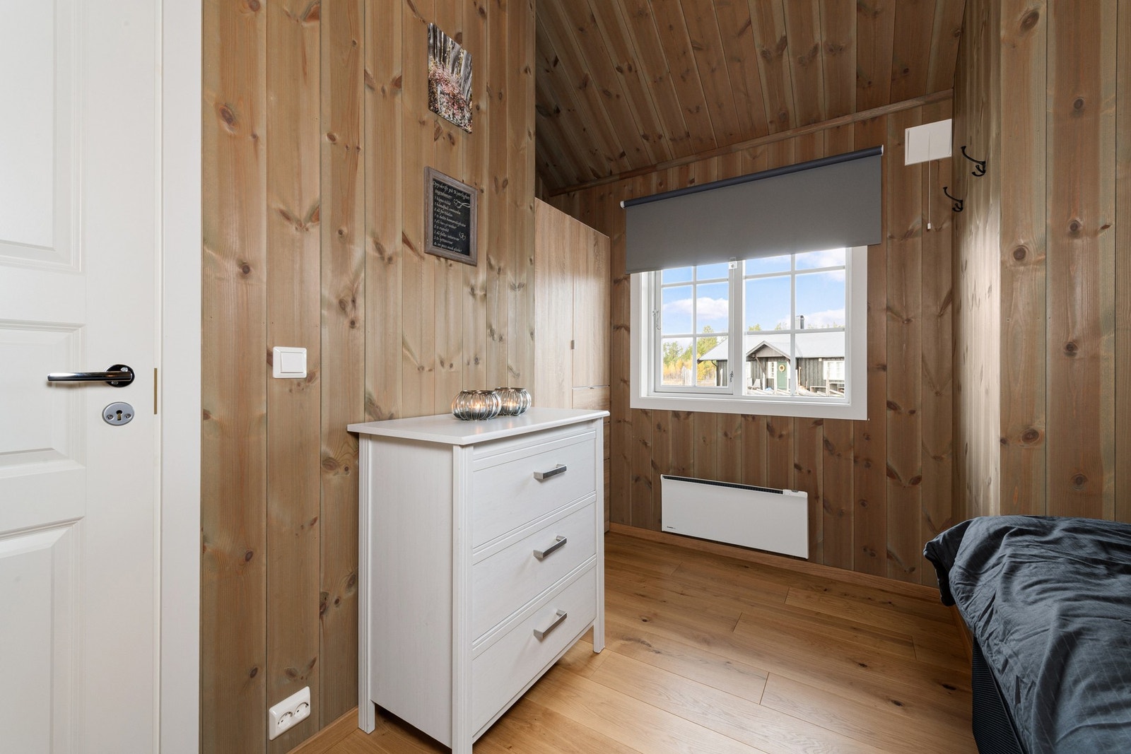 Rommet har god plass til en dobbeltseng med garderobeløsning. Galleribilde
