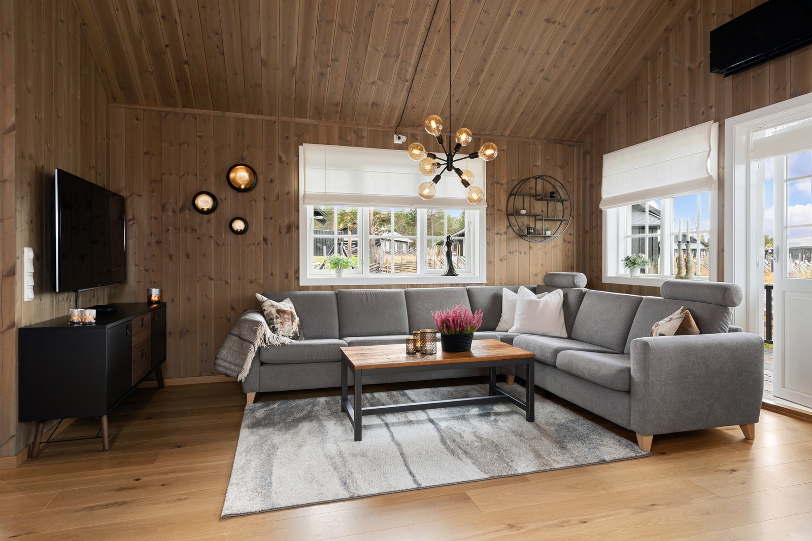 I stuen er det god plass til å ha en sittegruppe. Galleribilde