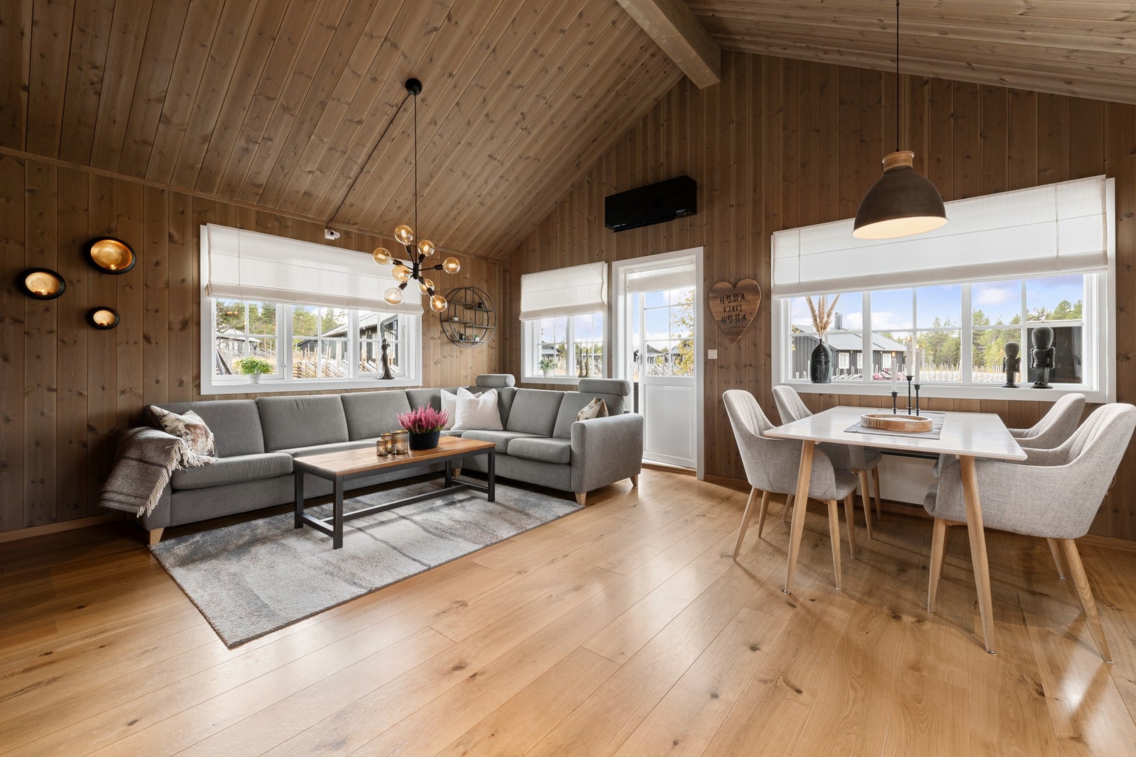 Det høye taket og de store vinduene gjør at rommet får en luftigere følelse. Galleribilde