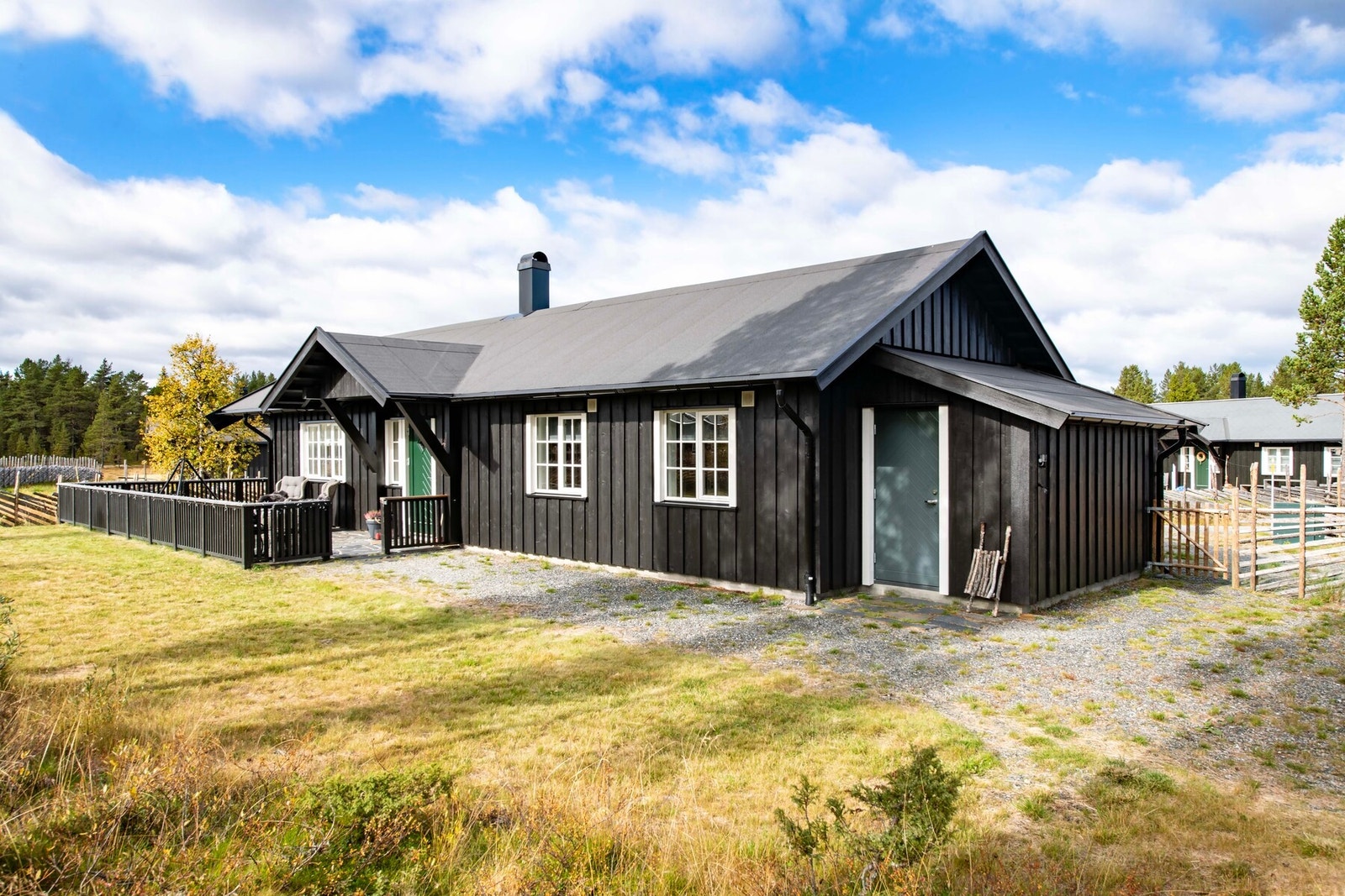 Utvendig bod med god plass til oppbevaring av aktivitetsutstyr. Galleribilde