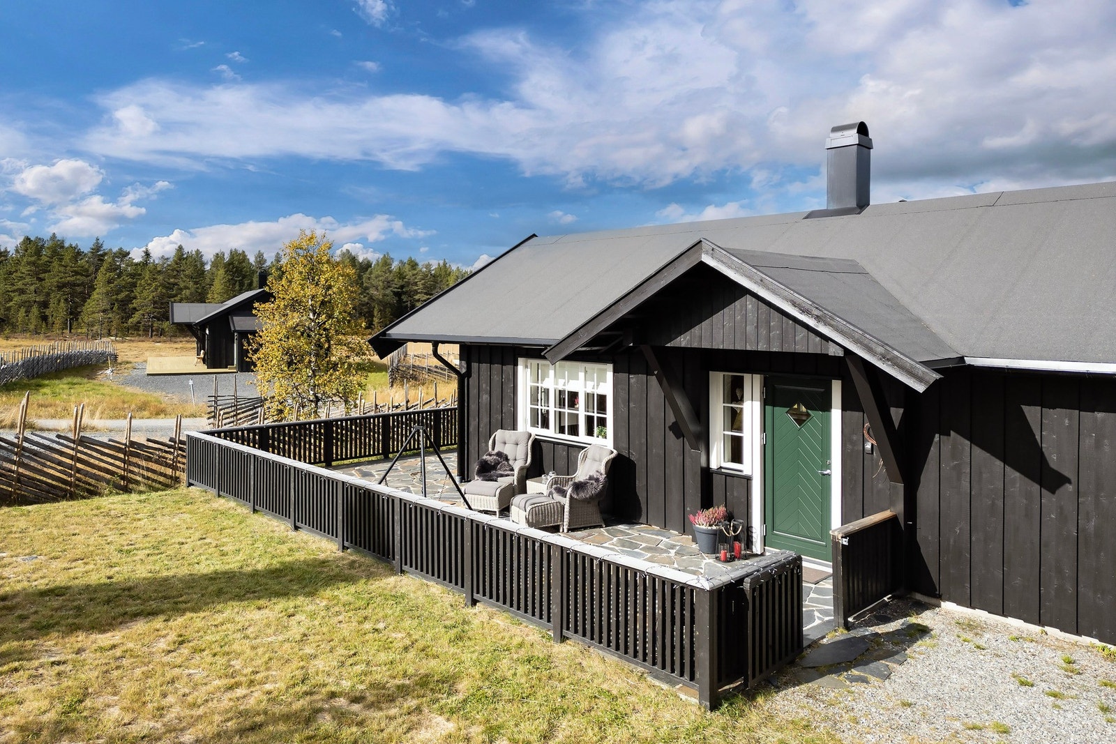 Hytta har skifer ved inngangspartiet og rundt mot utgangen fra stuen. Galleribilde