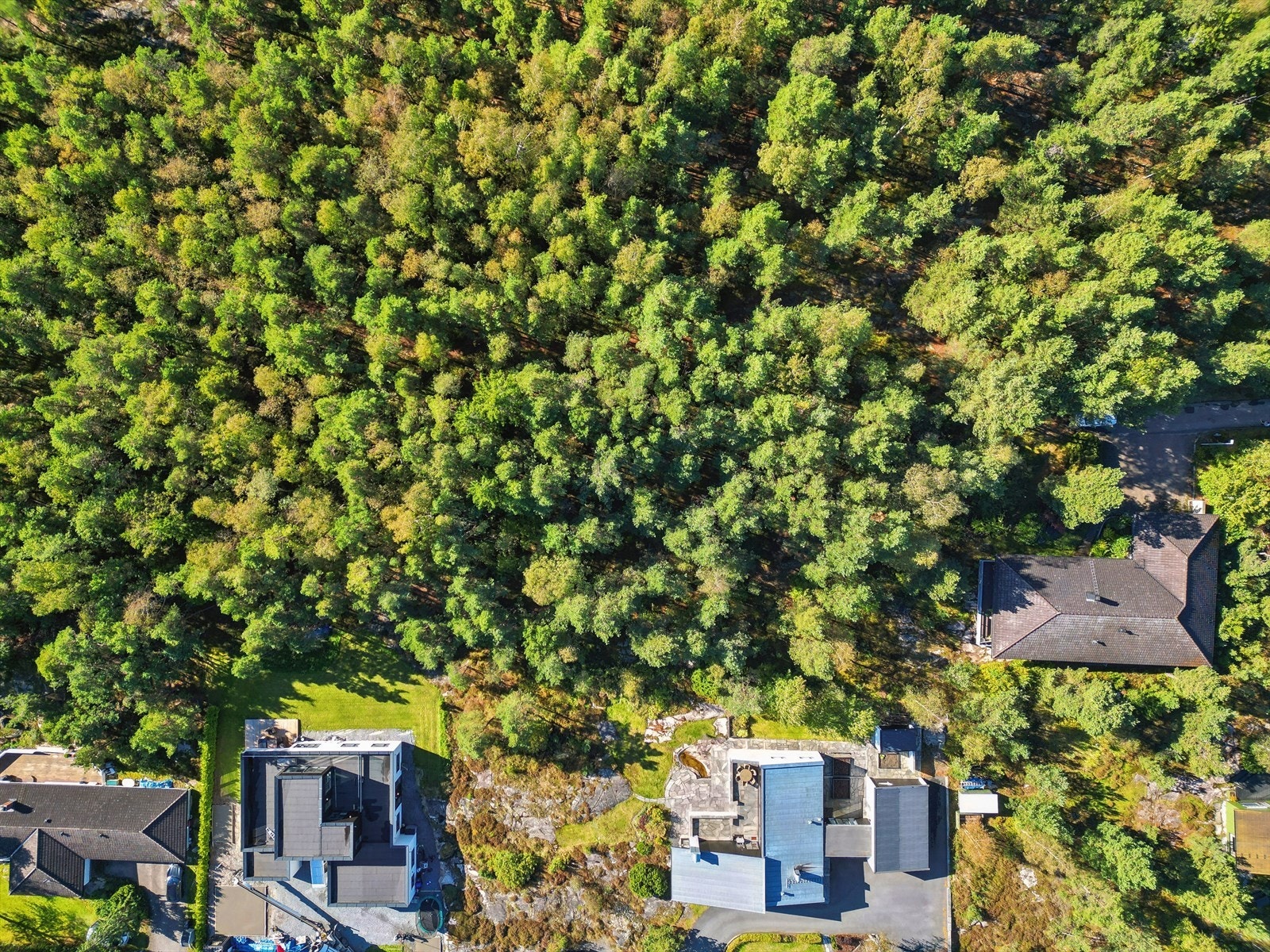 Tomten består av naturtomt (Se vedlagt kart i salgsoppgaven for eiendomsgrenser) Galleribilde