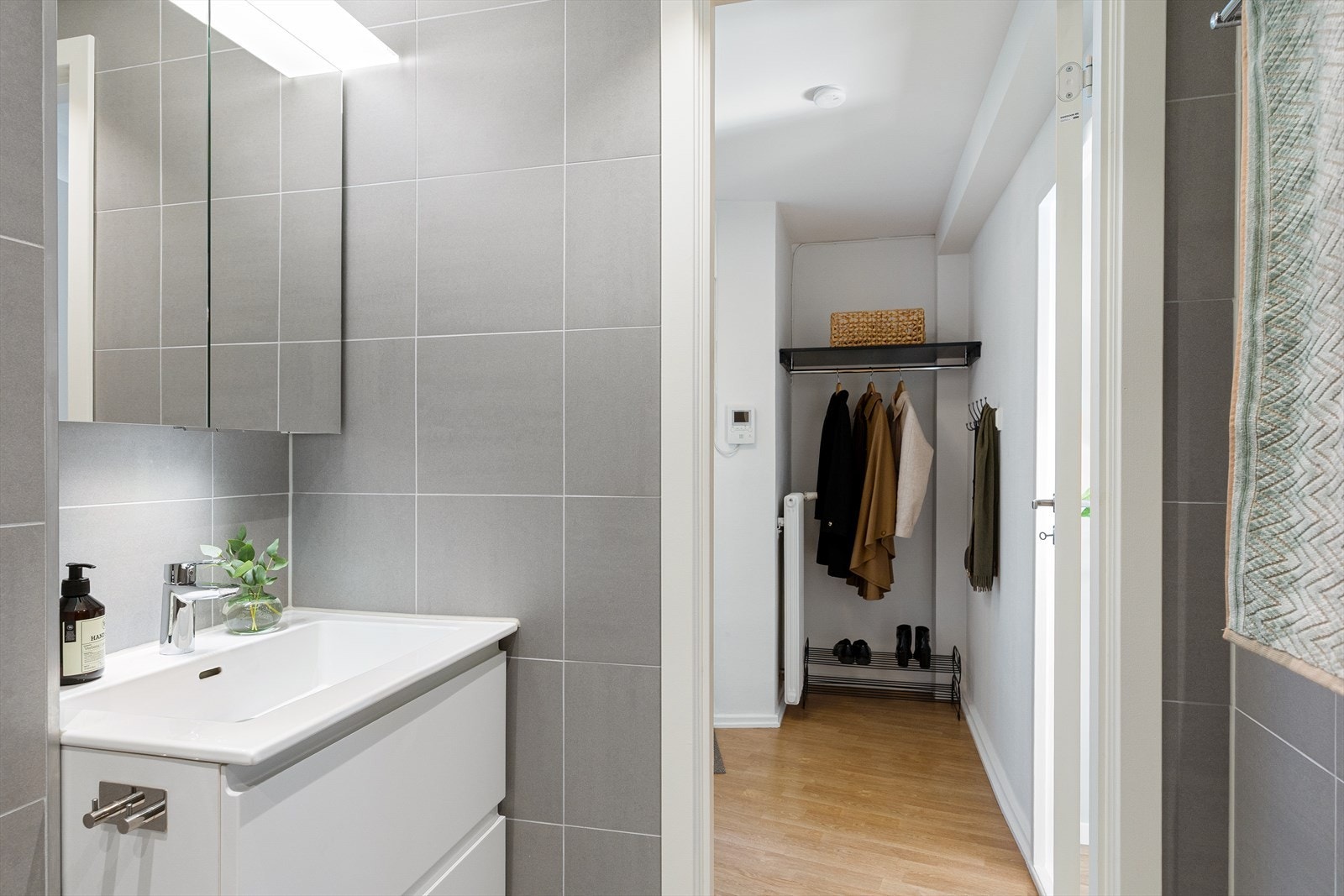 Badet er innredet med vegghengt klosett, servantskap med heldekkende servant og dusjhjørne med svingdører. Videre er det opplegg for vaskemaskin og naturlig ventilasjon. Galleribilde