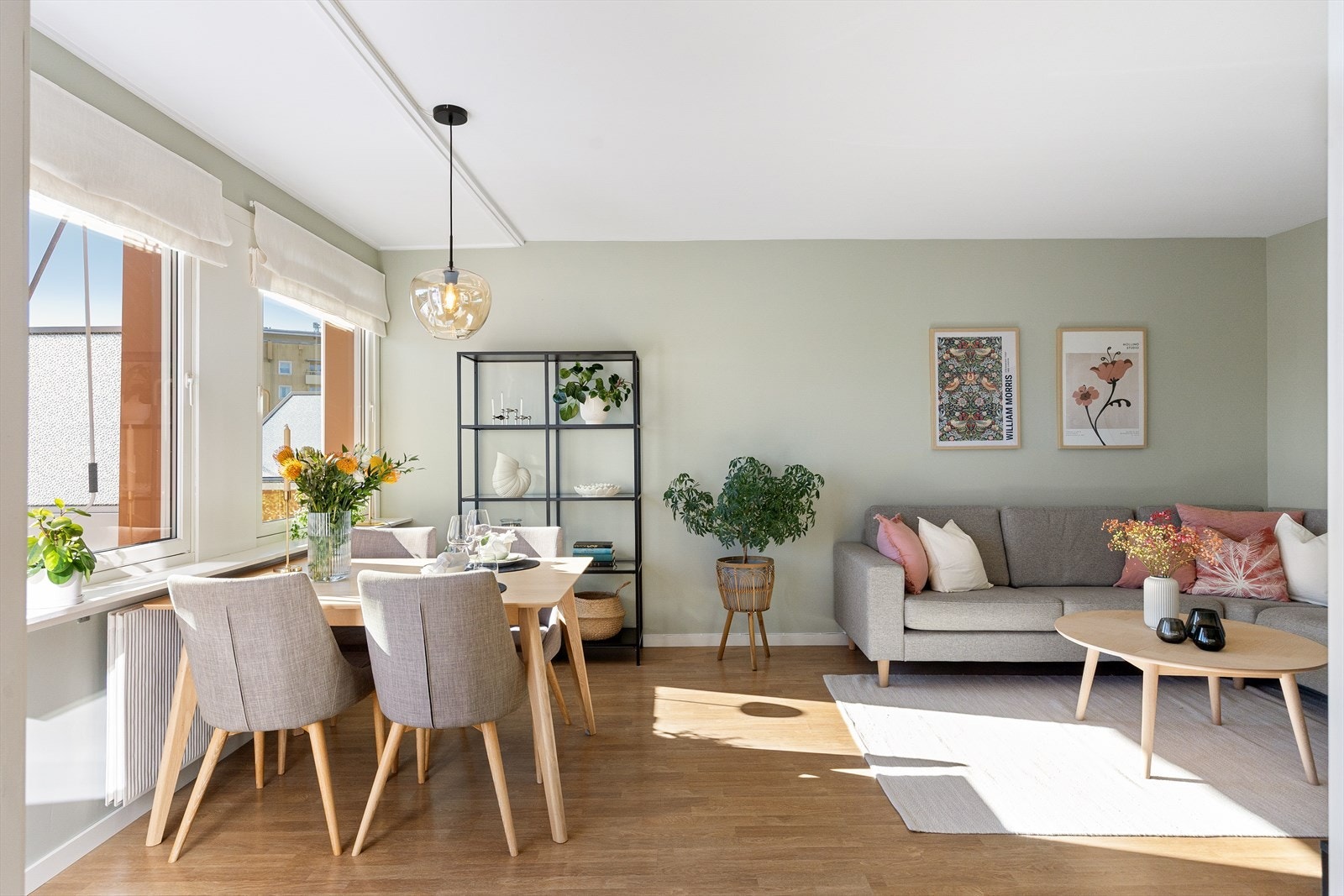 Stuen har god plass til sofagruppe og spisebord, med fleksible møbleringsmuligheter. Galleribilde