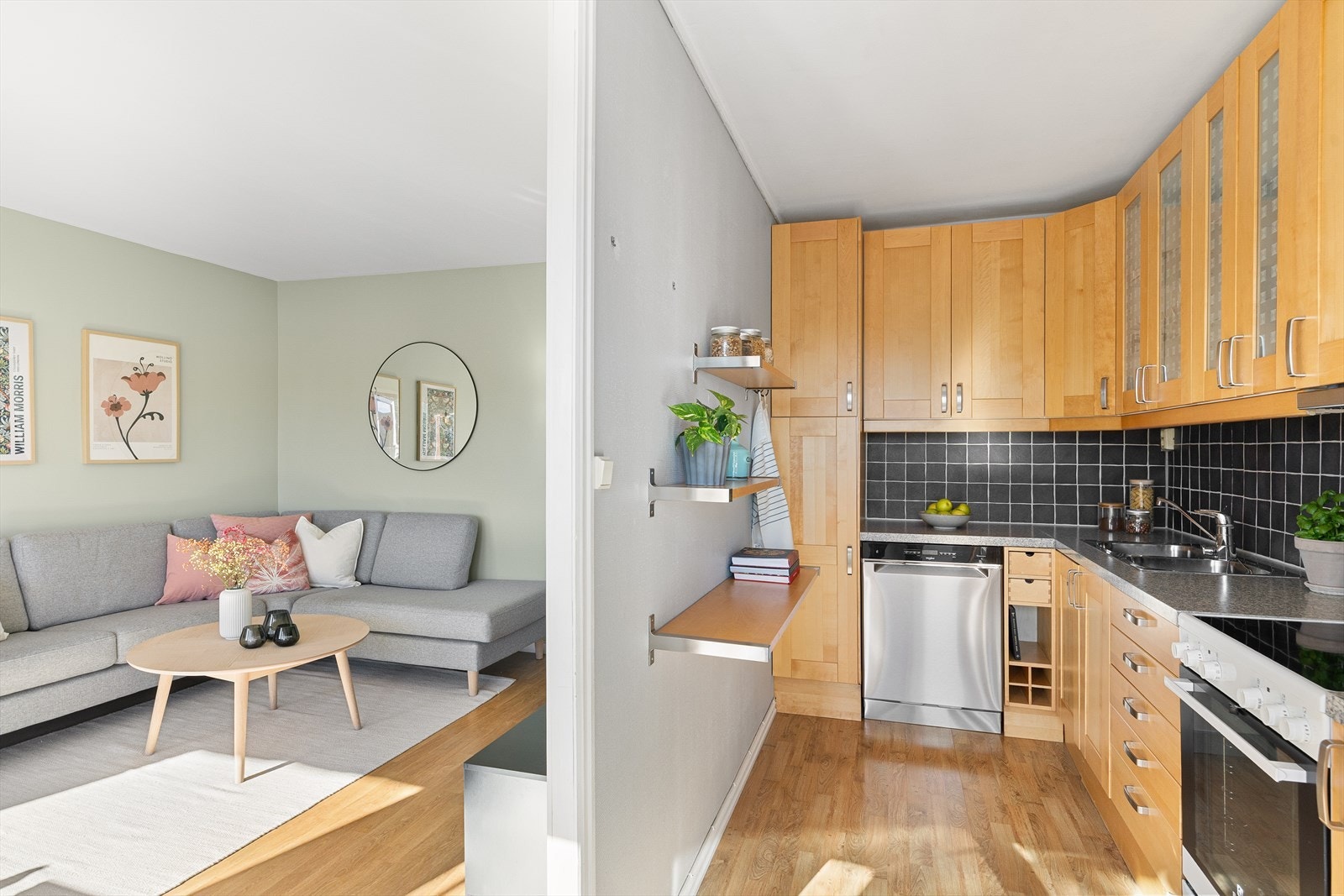 Kjøkkeninnredning er fra IKEA og har fronter av heltre med god skap og benkeplass. Galleribilde