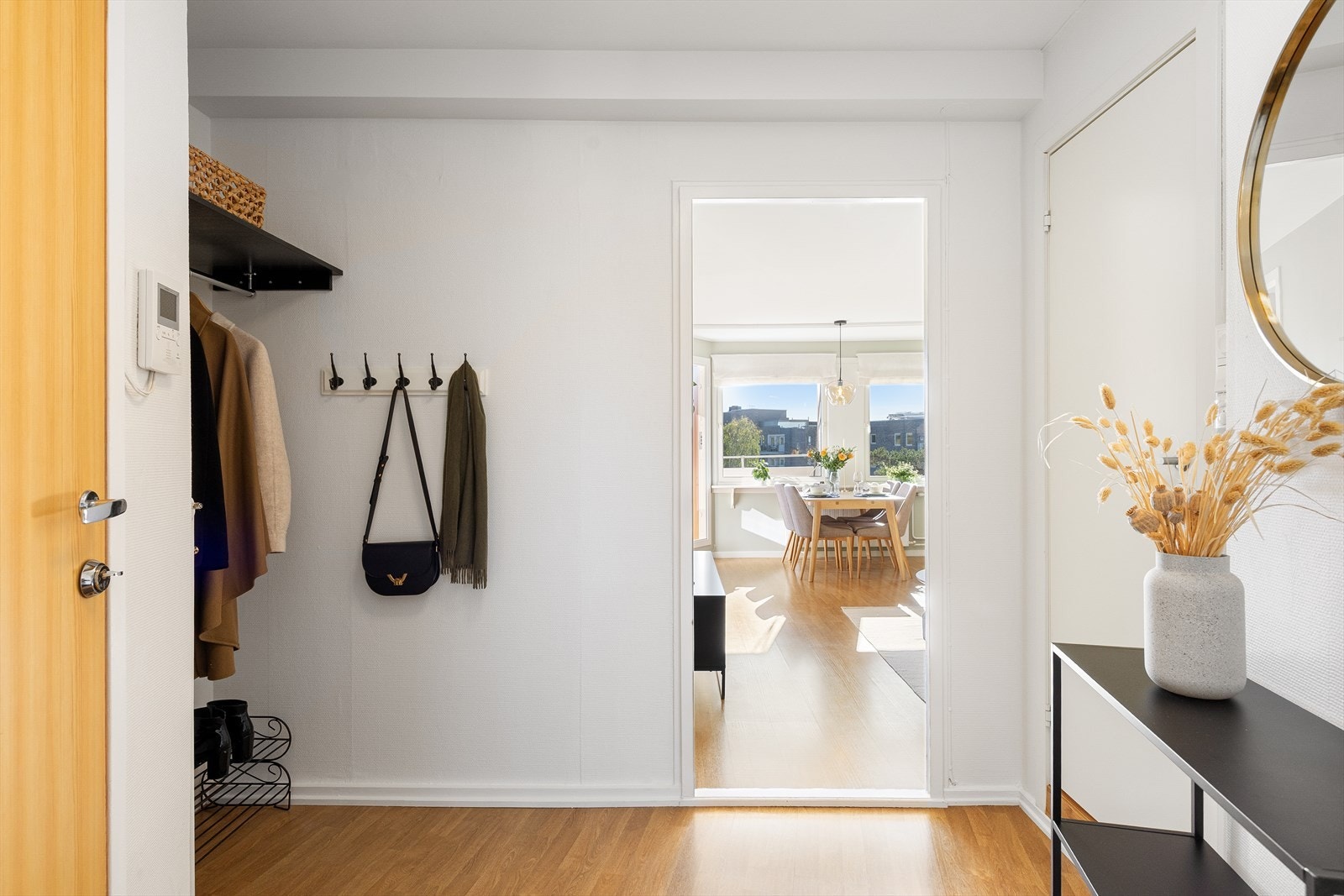 Leiligheten har en lys og romslig entré med gode oppbevaringsmuligheter. Galleribilde
