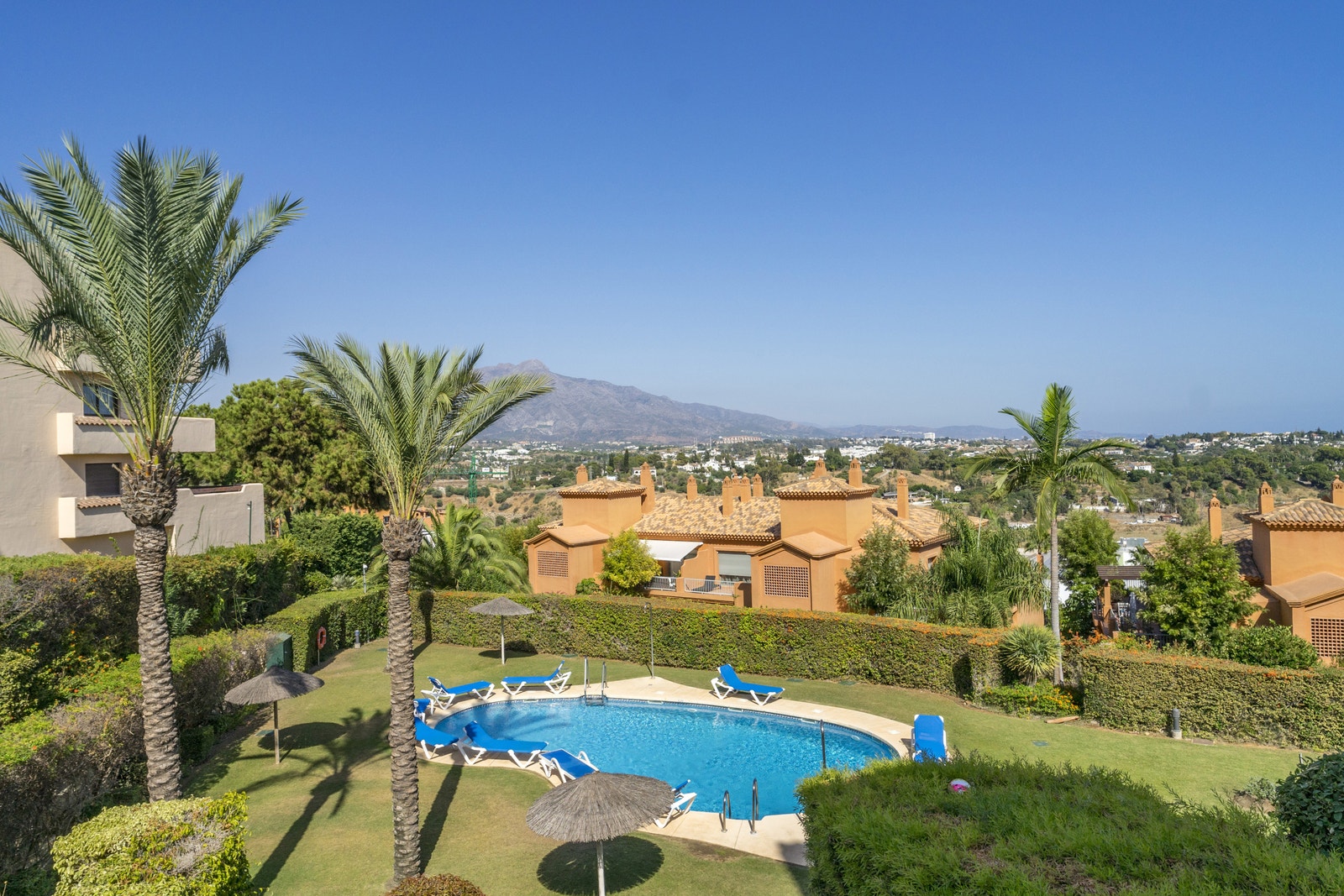 Ett av bassengene og utsikt fra soverom nr 2 Galleribilde