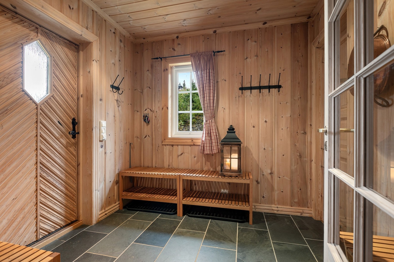 Romslig entré med flislagt gulv - slitesterkt og praktisk når man kommer inn med ski og støvler. Galleribilde