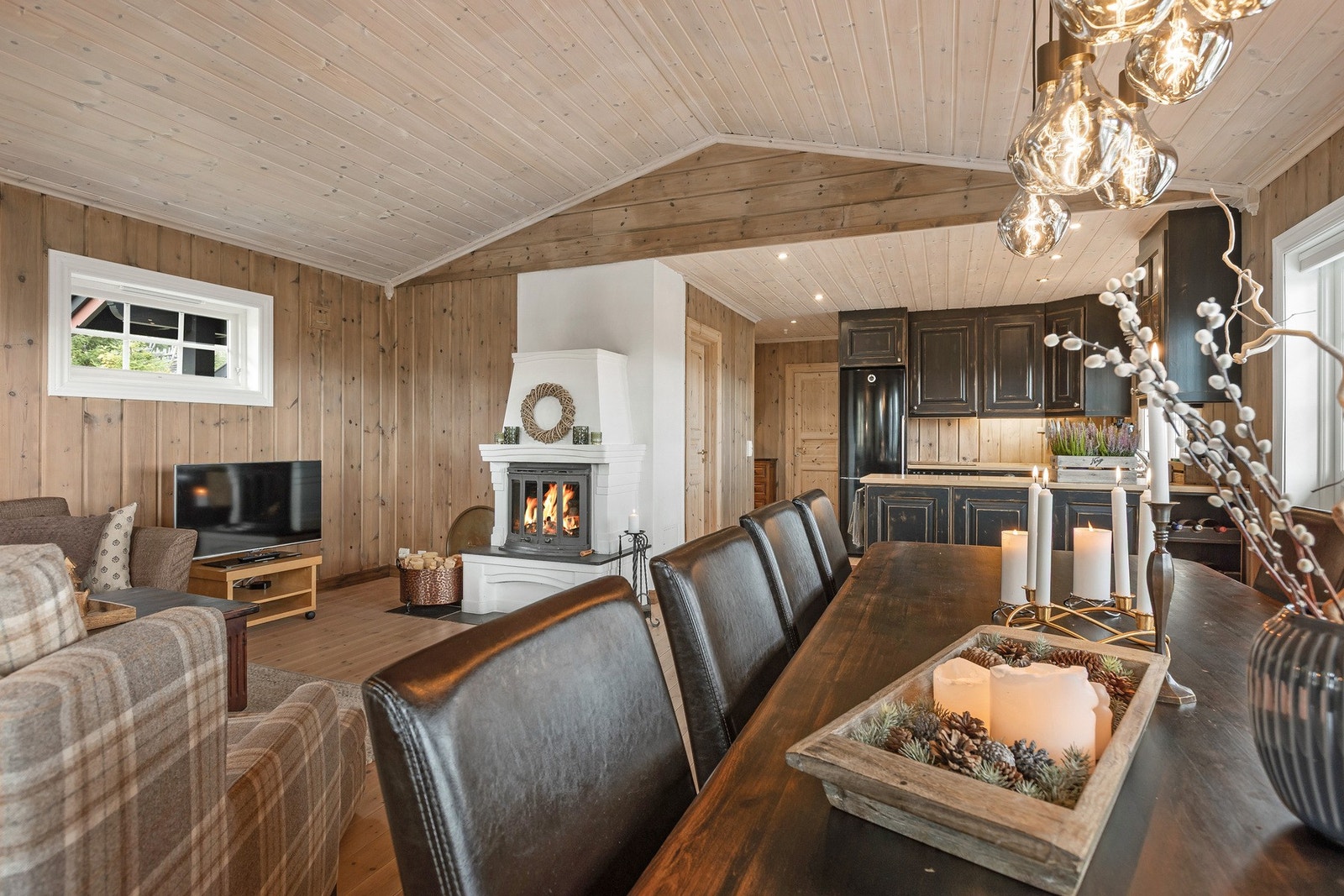 Den åpne løsningen mellom stue, spisestue og kjøkken skaper et sosialt og luftig oppholdsrom. Galleribilde