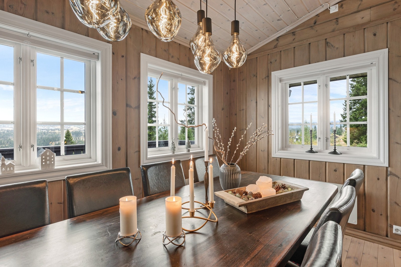 Spisestuen er naturlig plassert ved kjøkkenet og har god plass til langbord. Galleribilde