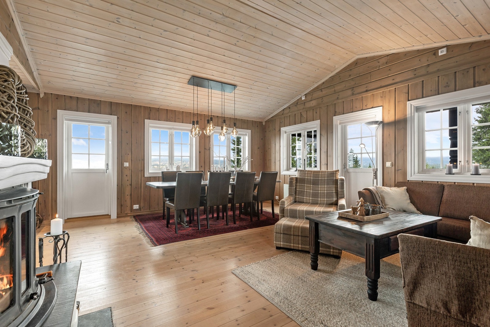 Stuen har god plass til sittegruppe og inviterer til hygge foran den klassiske peisen, som gir både varme og den ekte hyttefølelsen. Galleribilde