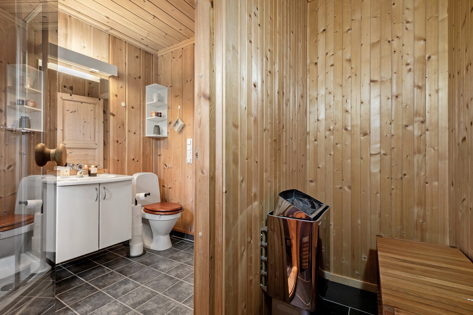 Fra badet har du direkte tilgang til en herlig badstue - et perfekt sted å lande etter en lang dag i skiløypa. Galleribilde