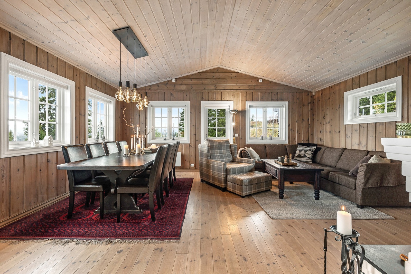 Store vindusflater rammer inn utsikten mot fjellene og slipper inn rikelig med naturlig lys. Galleribilde