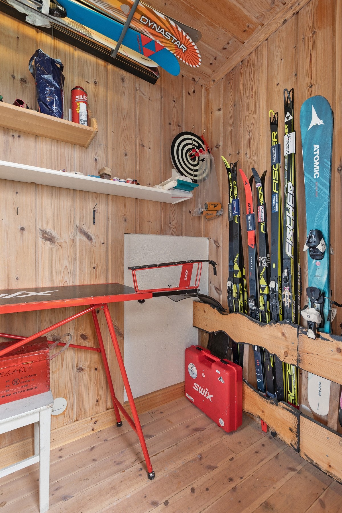 I tilknytning til annekset finner man også en praktisk sportsbod med god lagringsplass og mulighet for smørebenk. Galleribilde