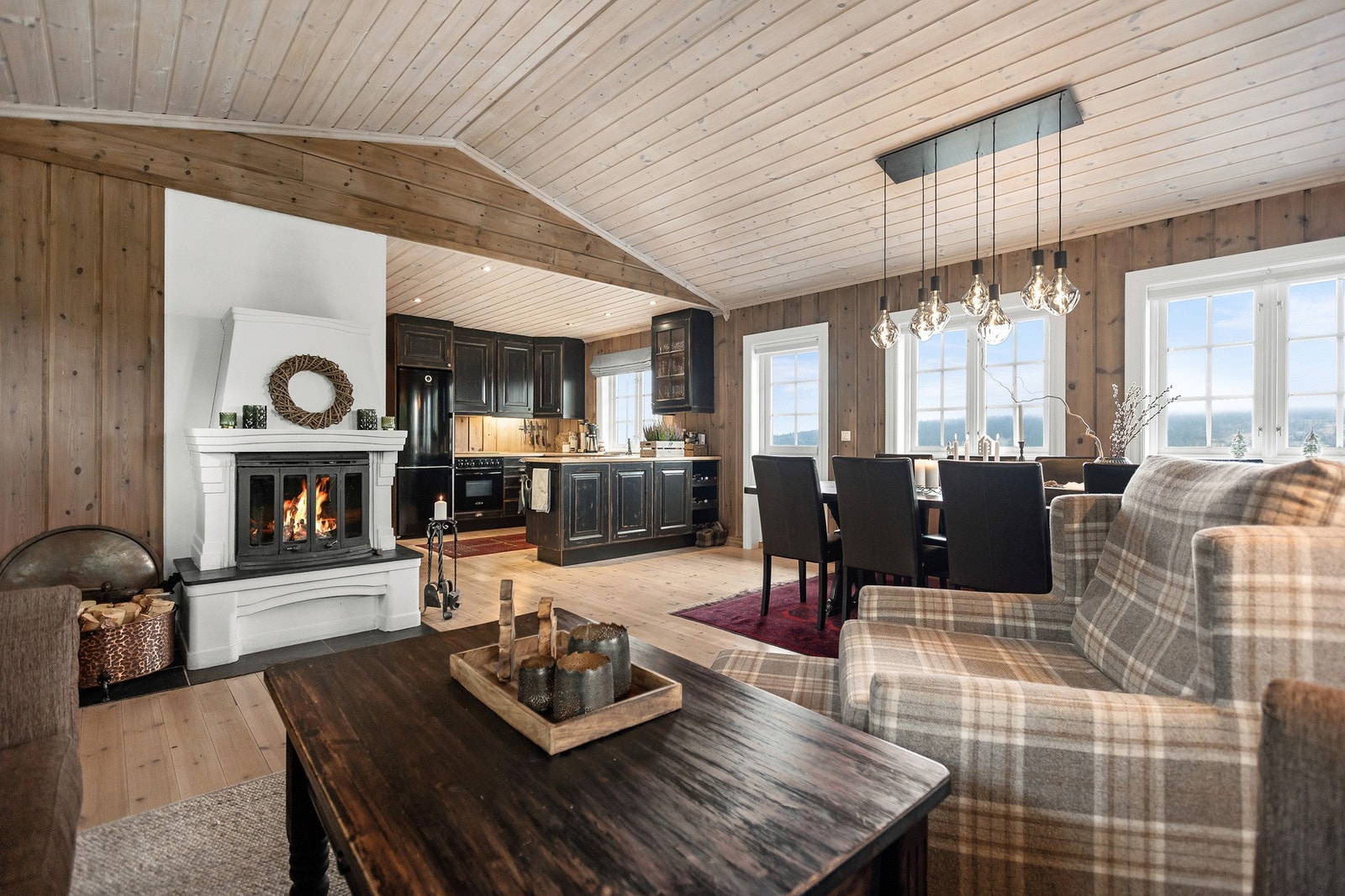 I Mysuvegen 28 får du en gjennomtenkt og familievennlig hytte med god standard, praktiske løsninger og et eget anneks som gir ekstra fleksibilitet. Galleribilde