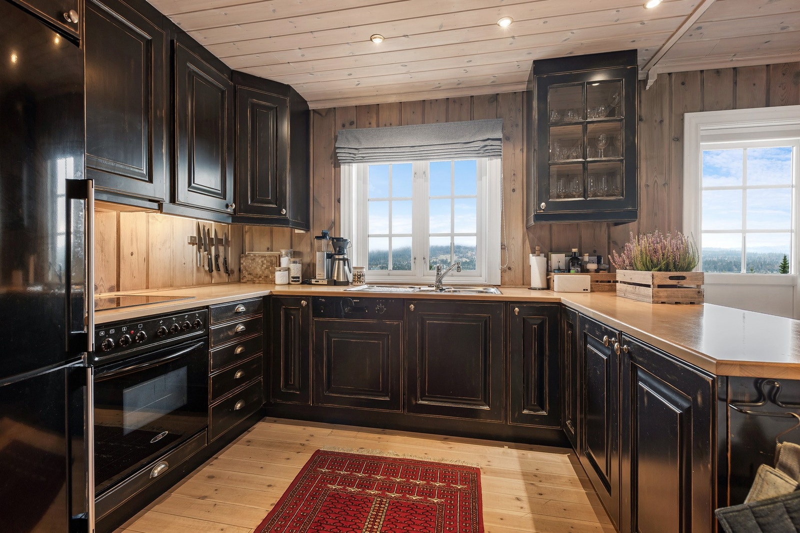 På kjøkkenet finner du kjøl/fryseskap, oppvaskmaskin, platetopp og stekeovn, samt ventilator med avtrekk ut. Galleribilde